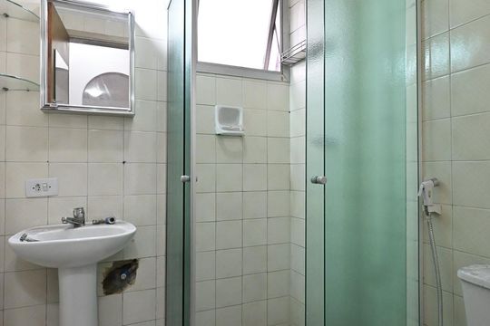 Banheiro de apartamento à venda com 1 quarto, 31m² em Vila Andrade, São Paulo