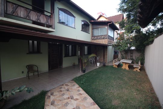 Quintal de casa à venda com 6 quartos, 360m² em Camargos, Belo Horizonte