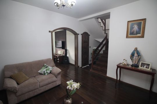 Sala de casa à venda com 6 quartos, 360m² em Camargos, Belo Horizonte