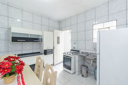 Cozinha de apartamento para alugar com 1 quarto, 35m² em Vila Zat, São Paulo