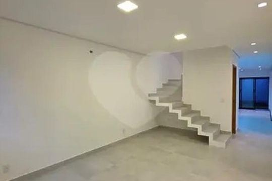 Casa à venda com 3 quartos, 100m² em Vila Gumercindo, São Paulo
