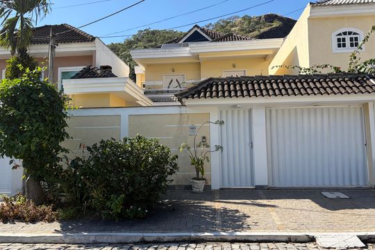 Fachada de casa de condomínio à venda com 3 quartos, 200m² em Freguesia (jacarepaguá), Rio de Janeiro