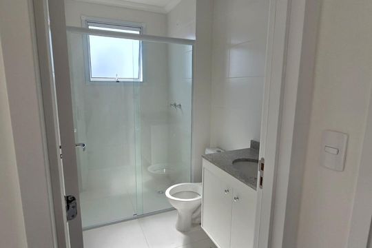 Banheiro social de apartamento para alugar com 2 quartos, 69m² em Vila Branca, Jacareí