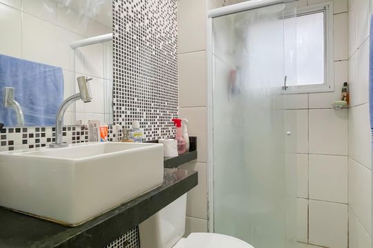 Banheiro de apartamento à venda com 2 quartos, 52m² em Padroeira, Osasco