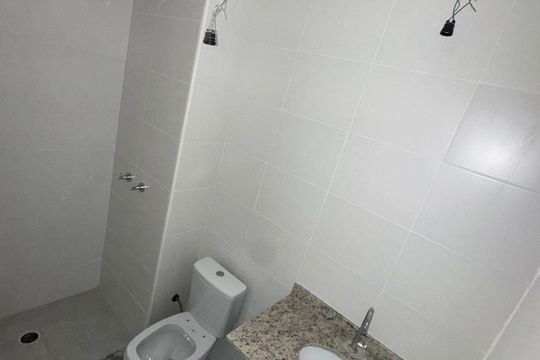Banheiro de apartamento à venda com 2 quartos, 58m² em Vila Engenho Novo, Barueri