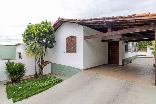 Área externa de casa para alugar com 3 quartos, 120m² em Alvorada, Contagem