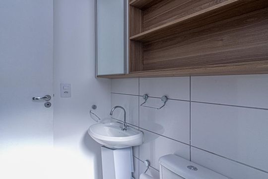 Banheiro social de apartamento para alugar com 2 quartos, 41m² em Jardim Santa Emilia, São Paulo