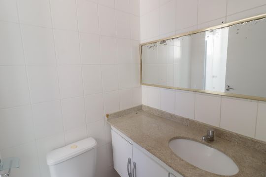 Banheiro de apartamento para alugar com 2 quartos, 53m² em Presidente Altino, Osasco