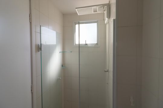 Banheiro de apartamento para alugar com 2 quartos, 53m² em Presidente Altino, Osasco