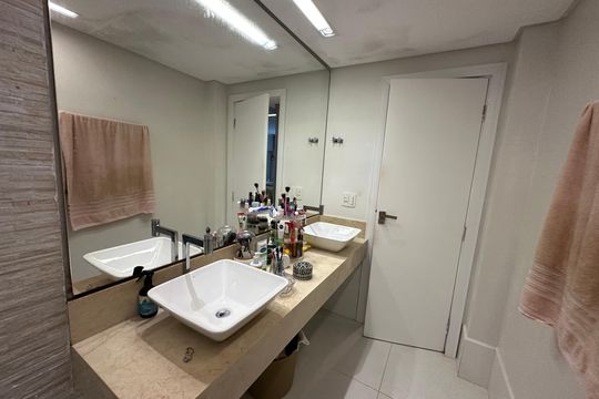 Banheiro da Suíte de apartamento para alugar com 4 quartos, 230m² em Itararé, São Vicente
