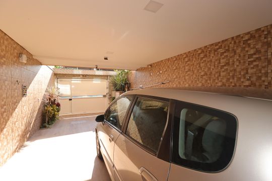 Garagem de casa à venda com 3 quartos, 252m² em Parque João Ramalho, Santo André