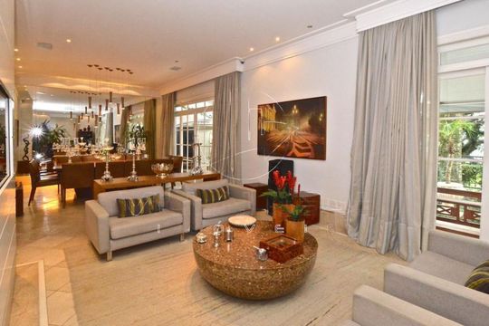 Casa à venda com 8 quartos, 584m² em Vila Madalena, São Paulo