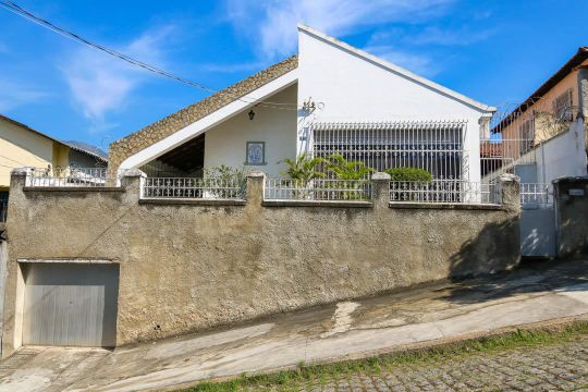 Fachada de casa à venda com 2 quartos, 280m² em Méier, Rio de Janeiro