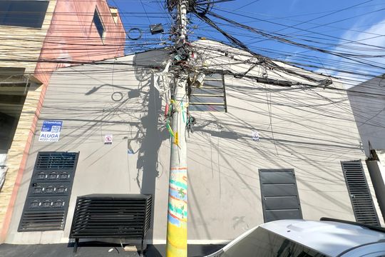 Placa instalada na fachada do imóvel de casa para alugar com 1 quarto, 60m² em Recreio São Jorge, Guarulhos
