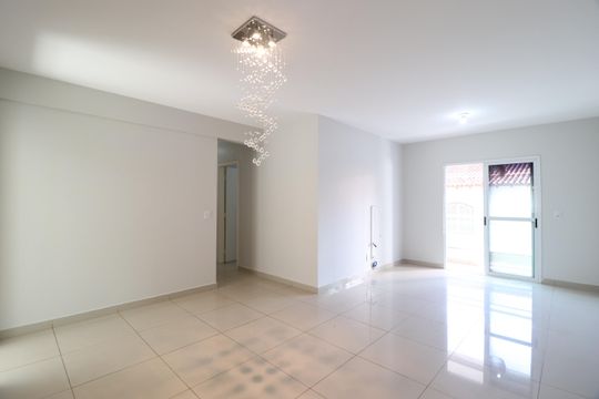 Apartamento para alugar com 4 quartos, 106m² em Saraiva, Uberlândia