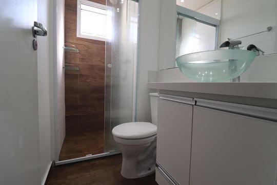 Banheiro de apartamento à venda com 1 quarto, 48m² em Parque Jaçatuba, Santo André