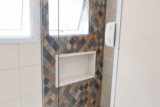 Banheiro de apartamento à venda com 2 quartos, 56m² em Jardim Santo Antônio, Santo André