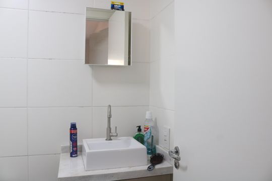 Banheiro de apartamento à venda com 1 quarto, 27m² em Barra Funda, São Paulo