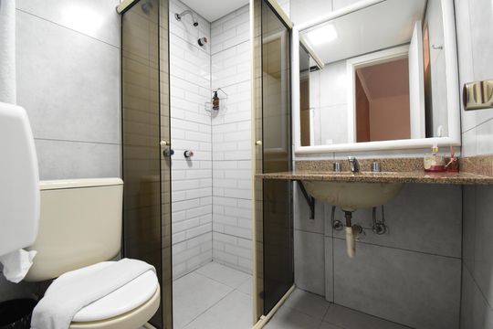 Banheiro do Flat de kitnet/studio à venda com 1 quarto, 30m² em Alto da Xv, Curitiba