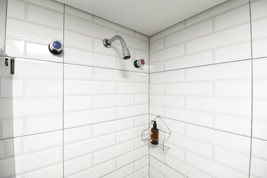 Banheiro do Flat de kitnet/studio à venda com 1 quarto, 30m² em Alto da Xv, Curitiba