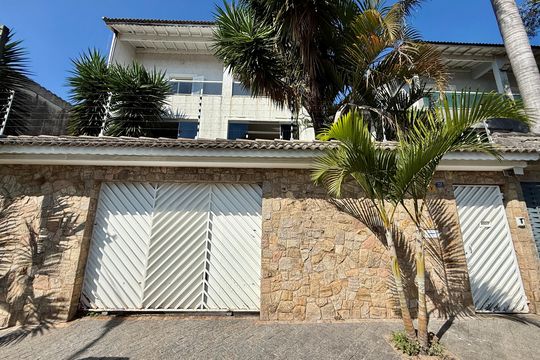 Fachada  de casa à venda com 4 quartos, 450m² em Vila Rosalia, Guarulhos
