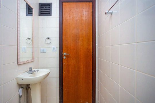 Banheiro de kitnet/studio para alugar com 1 quarto, 33m² em Centro, Curitiba