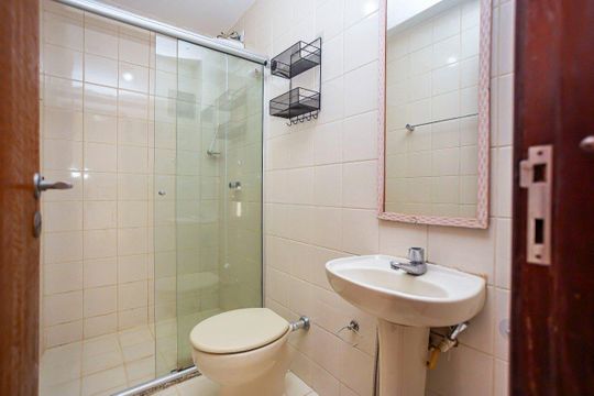 Banheiro de kitnet/studio para alugar com 1 quarto, 33m² em Centro, Curitiba