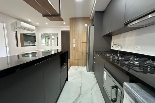 Cozinha de apartamento à venda com 1 quarto, 51m² em Alphaville Industrial, Barueri