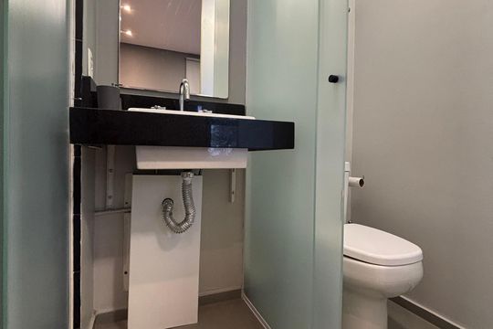 Banheiro da Suíte de apartamento para alugar com 1 quarto, 43m² em Vila Olímpia, São Paulo