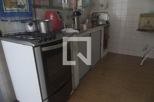 Casa à venda com 5 quartos, 200m² em Vila Taquari, São Paulo