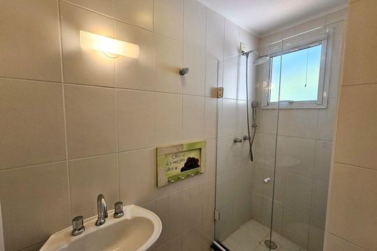 Banheiro 1 de casa de condomínio para alugar com 3 quartos, 127m² em Mário Quintana, Porto Alegre