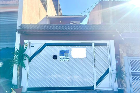 Placa instalada na fachada do imóvel de casa para alugar com 4 quartos, 250m² em Jardim Bom Clima, Guarulhos