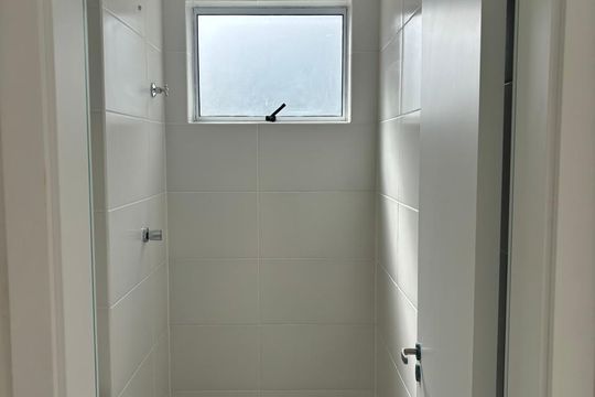 Banheiro de apartamento à venda com 1 quarto, 48m² em Santa Cândida, Curitiba