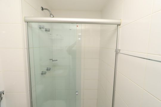 Banheiro da suíte de apartamento para alugar com 1 quarto, 46m² em Caminho das Árvores, Salvador