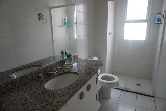 Banheiro de apartamento à venda com 3 quartos, 132m² em Tamboré, Santana de Parnaíba