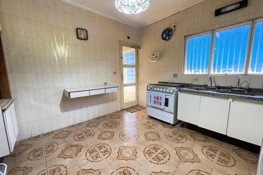 Cozinha de casa para alugar com 5 quartos, 237m² em Caxingui, São Paulo