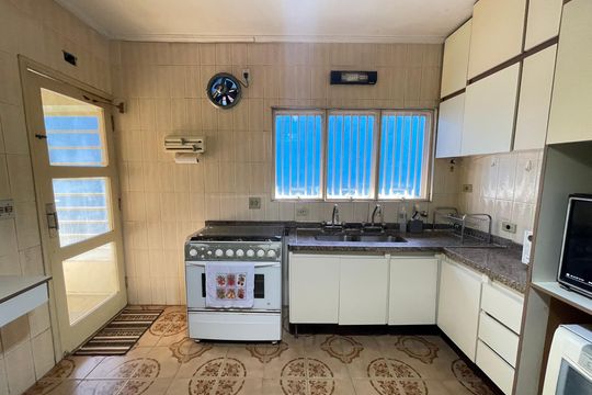 Cozinha de casa para alugar com 5 quartos, 237m² em Caxingui, São Paulo