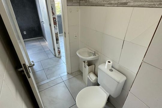 Banheiro social de apartamento à venda com 2 quartos, 42m² em Santos Dumont, São Leopoldo