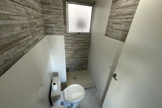 Banheiro social de apartamento à venda com 2 quartos, 42m² em Santos Dumont, São Leopoldo