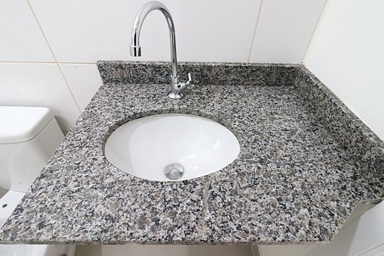 Banheiro de apartamento para alugar com 1 quarto, 34m² em Lomba do Pinheiro, Porto Alegre