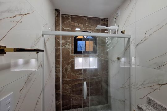 Banheiro da Suíte 1 de casa para alugar com 3 quartos, 319m² em São Francisco, Niterói