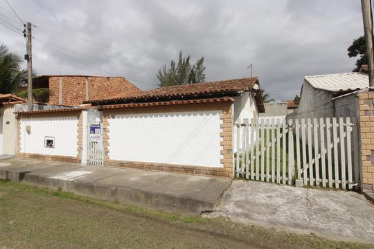 Fachada de casa para alugar com 2 quartos, 360m² em Jardim Pero, Cabo Frio