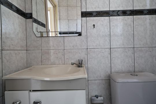 Banheiro de apartamento à venda com 2 quartos, 50m² em Conjunto Residencial Planeta, Santo André