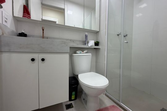 Banheiro  de apartamento à venda com 2 quartos, 43m² em Anil, Rio de Janeiro