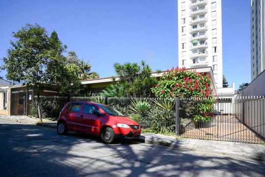 Fachada de casa para alugar com 4 quartos, 350m² em Vila Santo Estefano, São Paulo