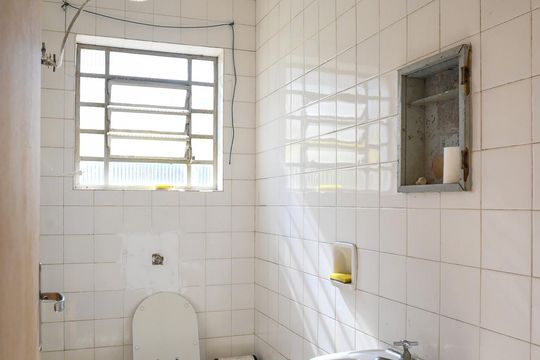 Banheiro de Serviço de casa para alugar com 4 quartos, 350m² em Vila Santo Estefano, São Paulo