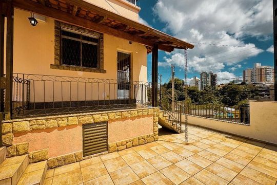 Fachada de casa para alugar com 4 quartos, 90m² em Santa Helena, Juiz de Fora