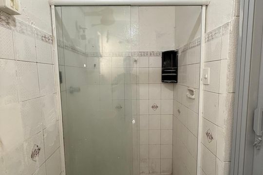 Banheiro social de kitnet/studio para alugar com 1 quarto, 28m² em Vila Buarque, São Paulo