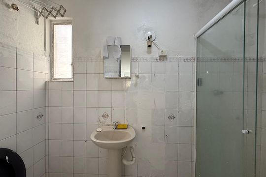 Banheiro social de kitnet/studio para alugar com 1 quarto, 28m² em Vila Buarque, São Paulo