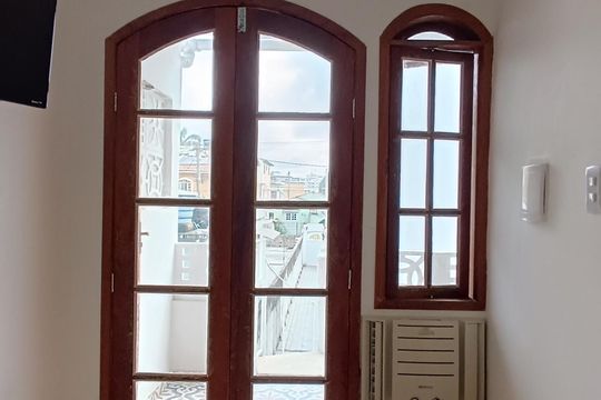 AR CONDICIONADO E SAIDA de kitnet/studio para alugar com 1 quarto, 25m² em Centro, Macaé